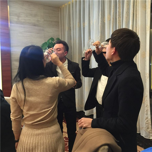 科頤2017年年會團圓飯，把酒飲歡